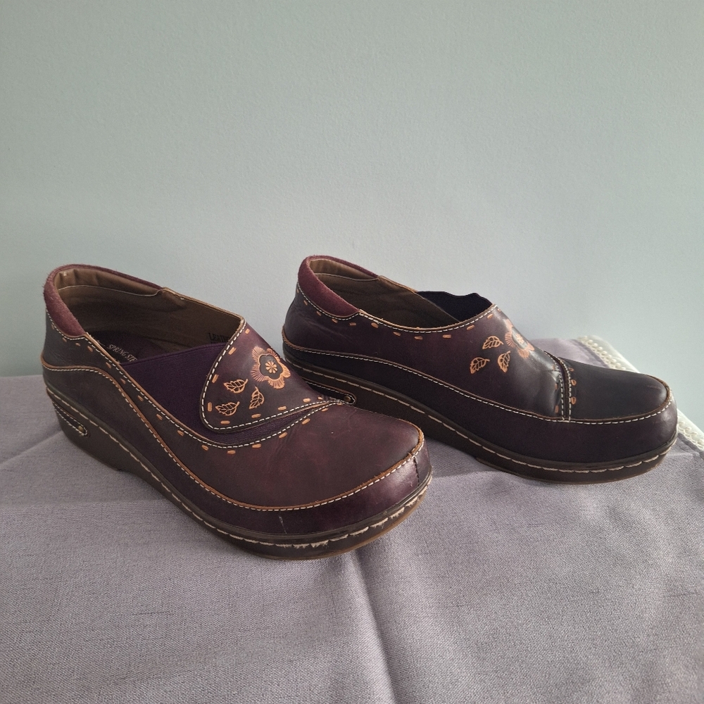 L'ATISTE Women's Burgundy Floral Leather Slip-On Clogs